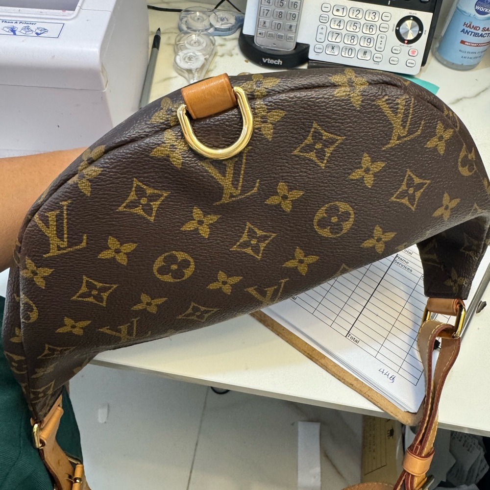 Louis Vuitton Monogram bumbag - Picture 5 of 15